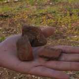 Naturalmente non possiamo entrare nel villaggio, perch� non ne abbiamo l�autorizzazione. Ma non � un problema, visto che tutto intorno sul terreno � pieno di reperti